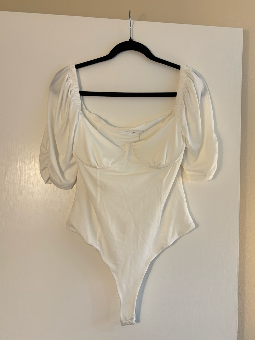 ASTR The Label Underwire White Puff-Sleeve Bodysuit